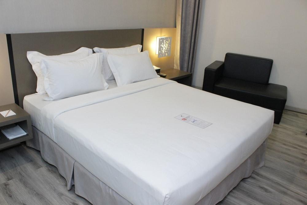 Oak Tree Urban Hotel Джакарта Екстериор снимка