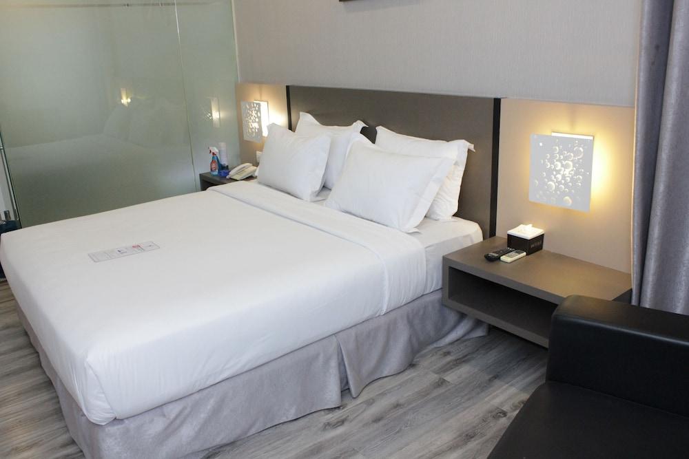 Oak Tree Urban Hotel Джакарта Екстериор снимка