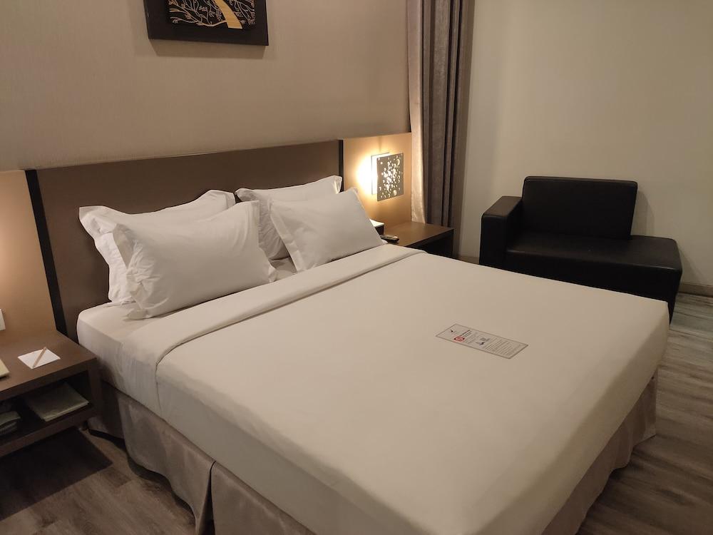 Oak Tree Urban Hotel Джакарта Екстериор снимка