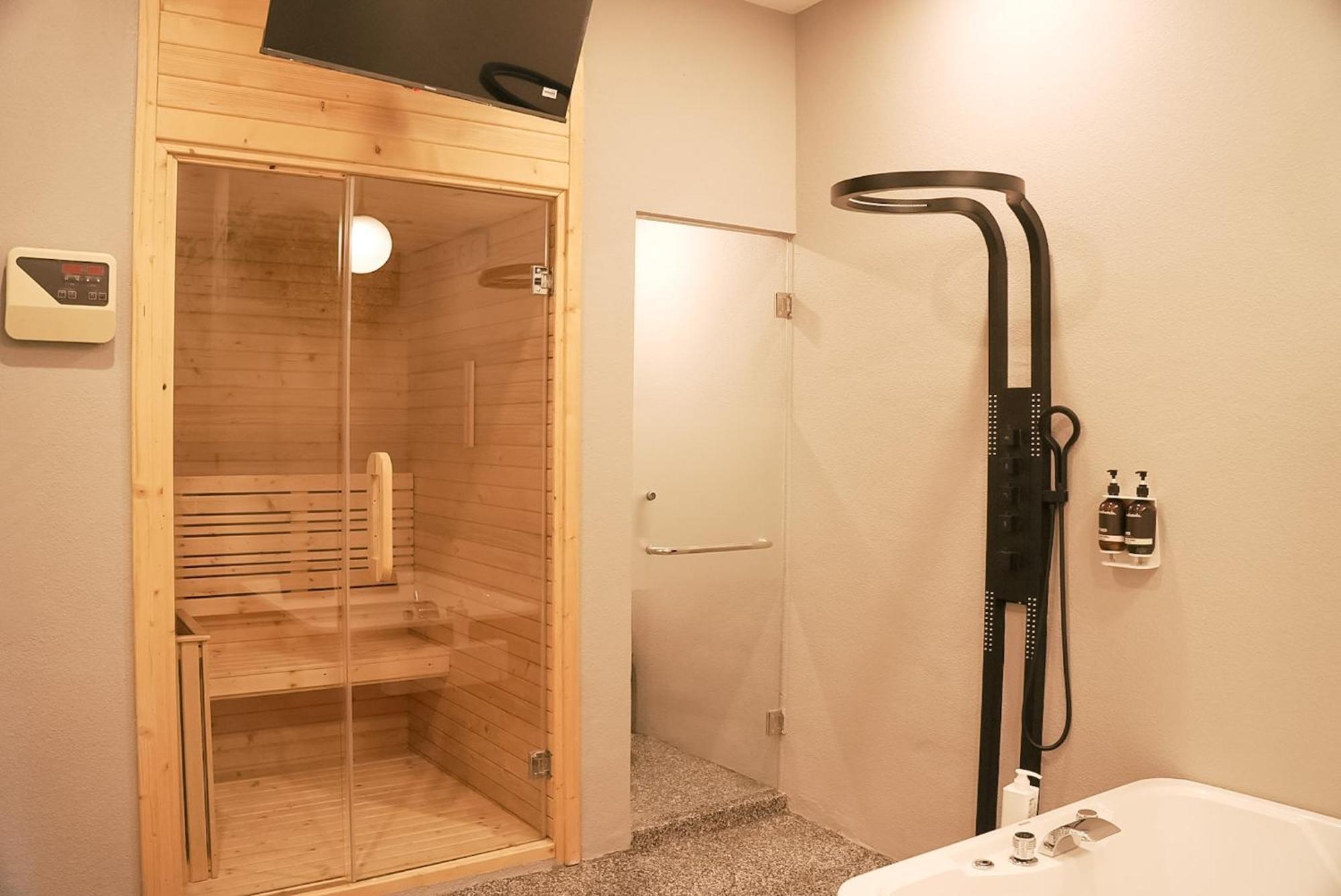 Oak Tree Urban Hotel Джакарта Екстериор снимка