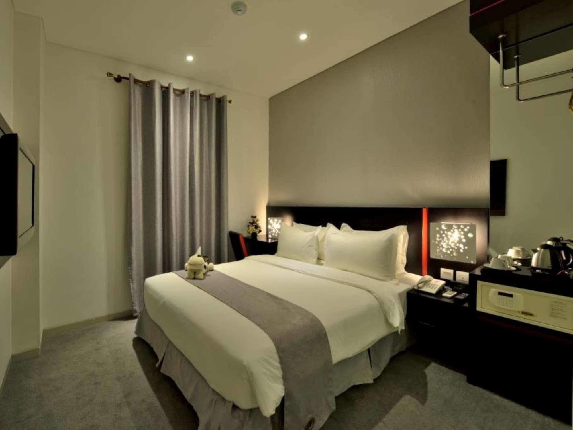 Oak Tree Urban Hotel Джакарта Екстериор снимка